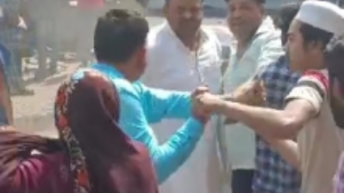 BJP leader Rizwan Khan Mir beaten women tore off clothes and beheaded him in Ghaziabad बीजेपी नेता को दौड़ाकर पीटा, महिलाओं ने कपड़े फाड़कर फोड़ा सिर- वीडियो वायरल