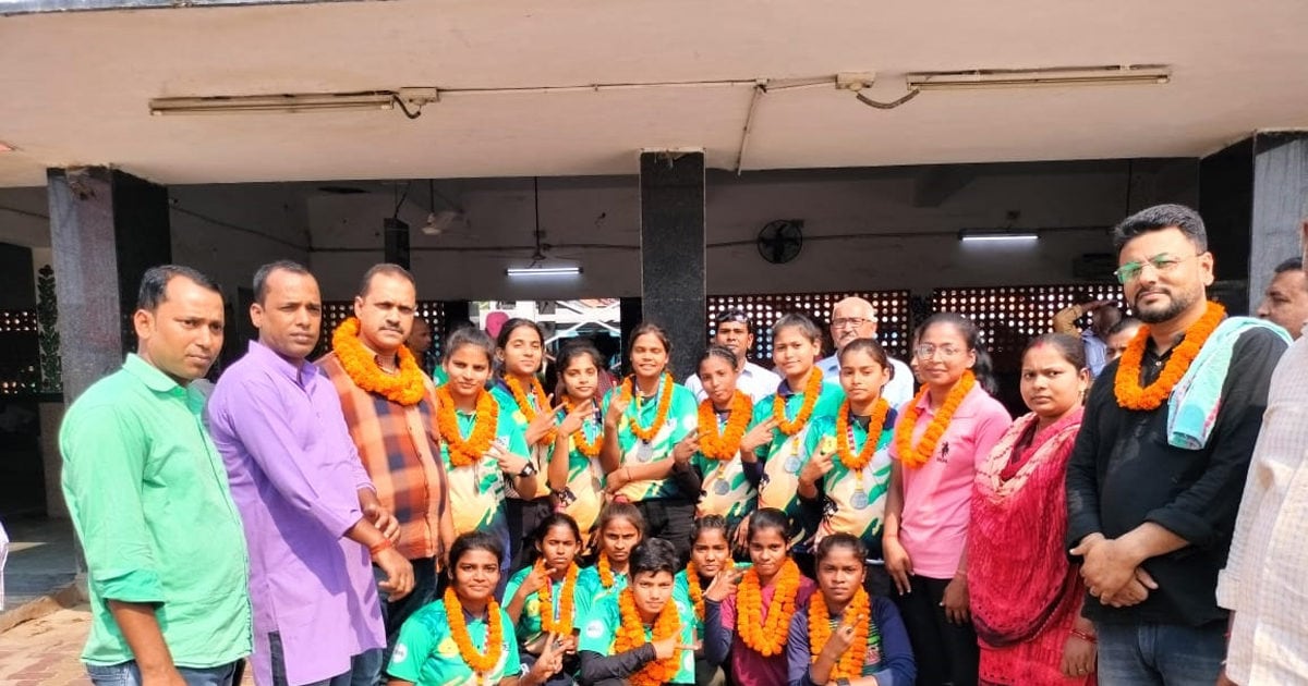 Saharsa News: राज्य स्तर पर सिल्वर मेडल जीतकर लौटीं बेटियां, स्टेशन पर इस तरह स्वागत