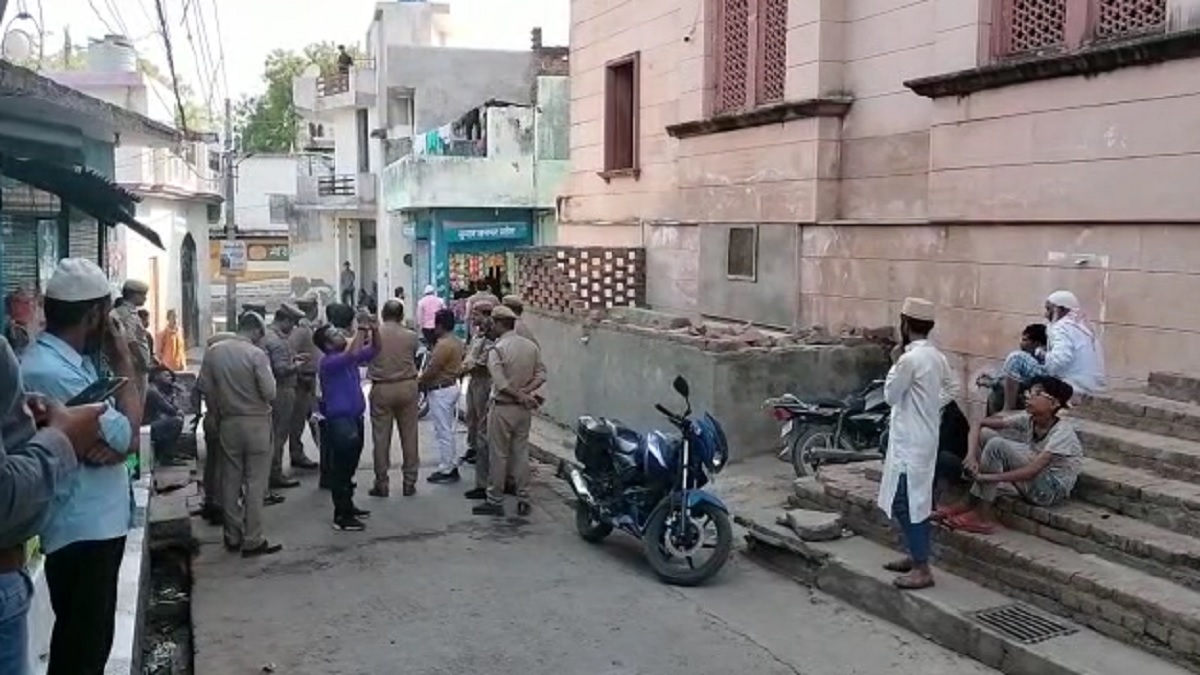 UP News of tension stone pelting and fighting between two sides during Shobha Yatra । यूपी: लखनऊ में शाही मस्जिद के सामने शोभा यात्रा निकाले जाने के दौरान 2 पक्षों के बीच तनाव, पथराव और मारपीट की खबर