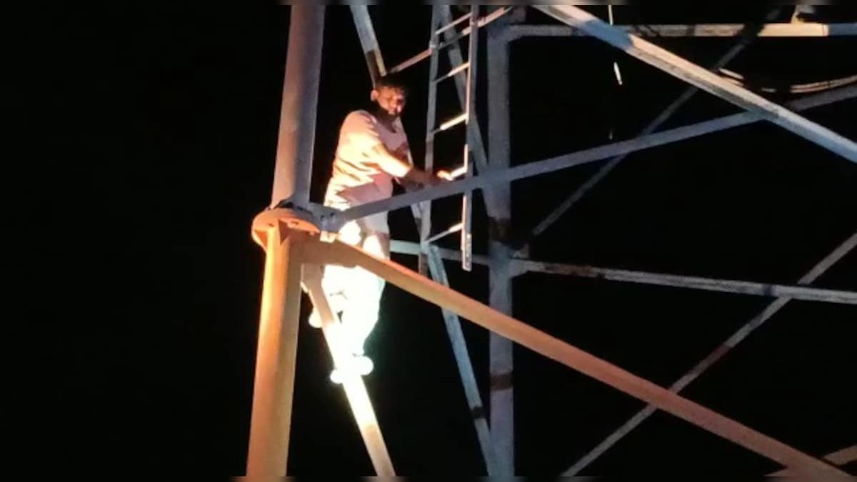 VIDEO: टावर पर चढ़कर 6 घंटे हाई वोल्टेज ड्रामा, मनाती रही पुलिस तभी कूदने के लिए लटक गया शराबी..!