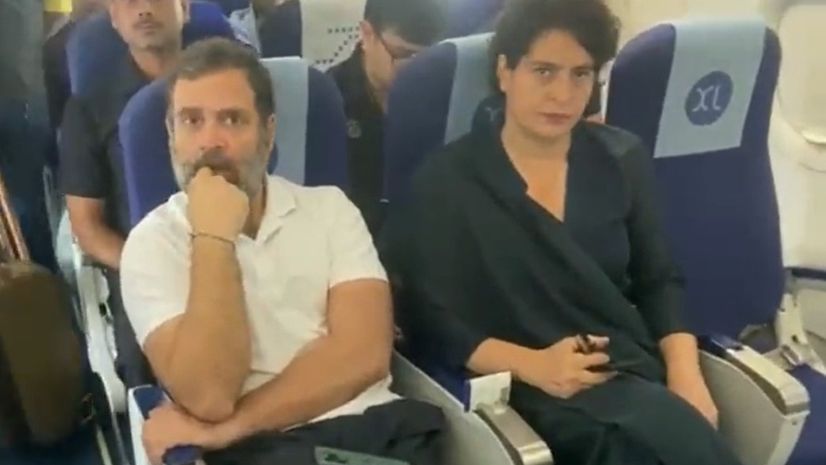 Rahul Priyanka Gandhi leave for Surat by flight will challenge court decision in Modi surname cफ्लाइट के अंदर से आई राहुल-प्रियंका की तस्वीर, 'मोदी सरनेम केस' में कोर्ट के फैसले को चुनौती देने गए सूरत