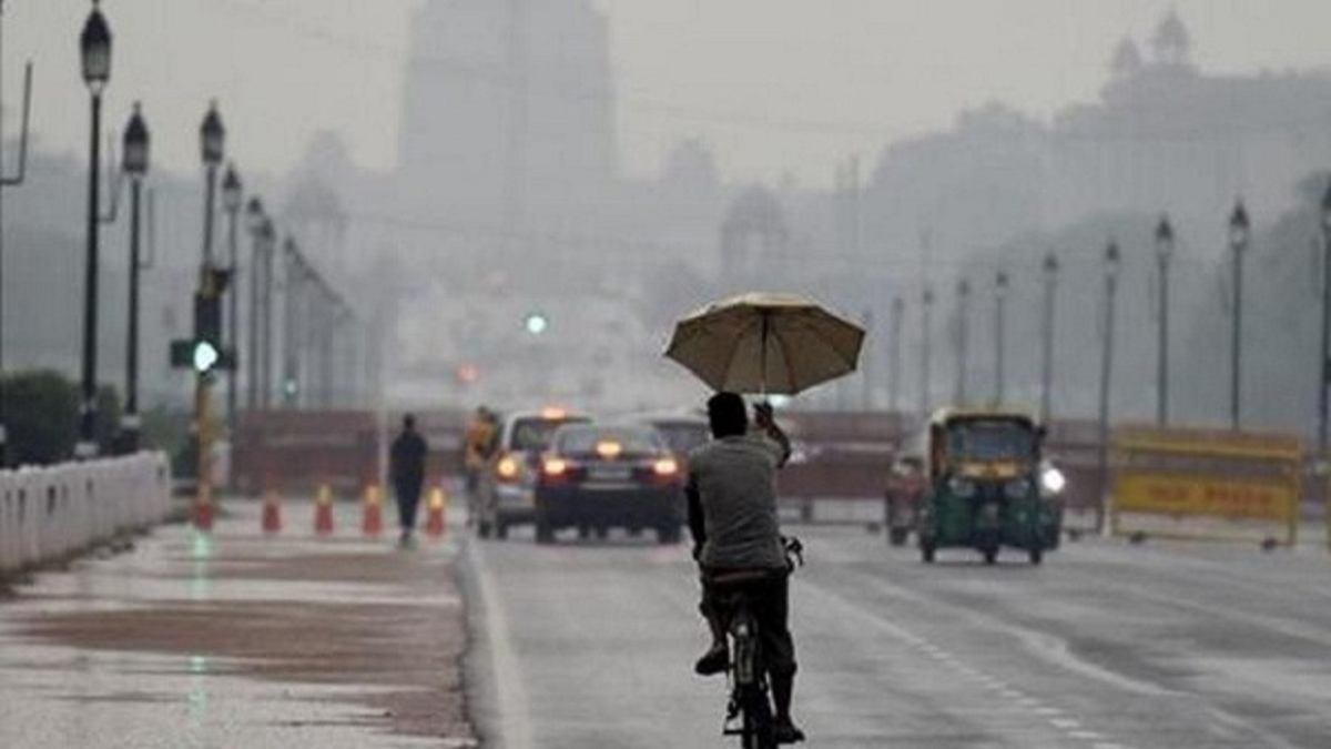 delhi rains Heavy rain thunderstorms lash parts of Delhi NCR traffic disturb likely video । पानी-पानी हुई राजधानी, दिल्ली में बेमौसम मूसलाधार बारिश ने लोगों की बढ़ाई परेशानी-देखें वीडियो