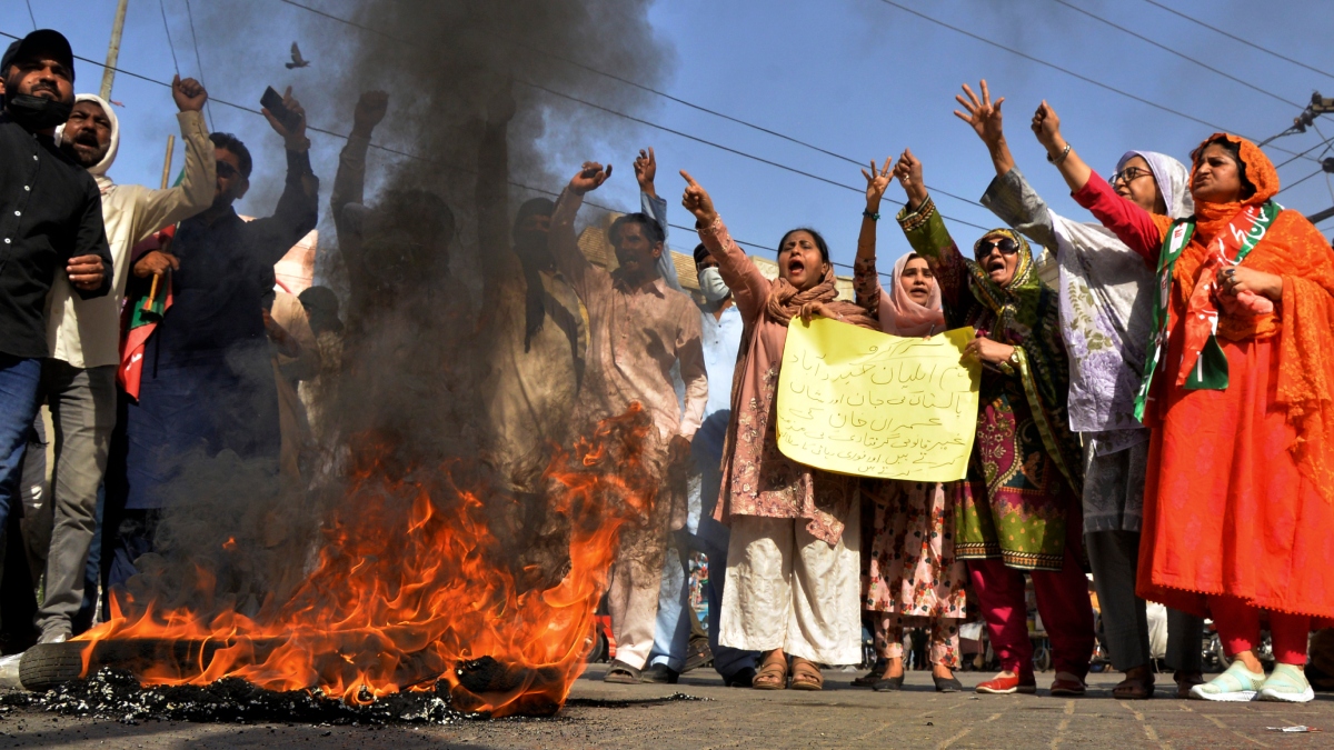 Pakistan got burnt after Imran Khan arrest Arson in pak cities see photos इमरान खान की गिरफ्तारी के बाद जल उठा पाकिस्तान! सड़कों पर आगजनी- देखें तस्वीरें