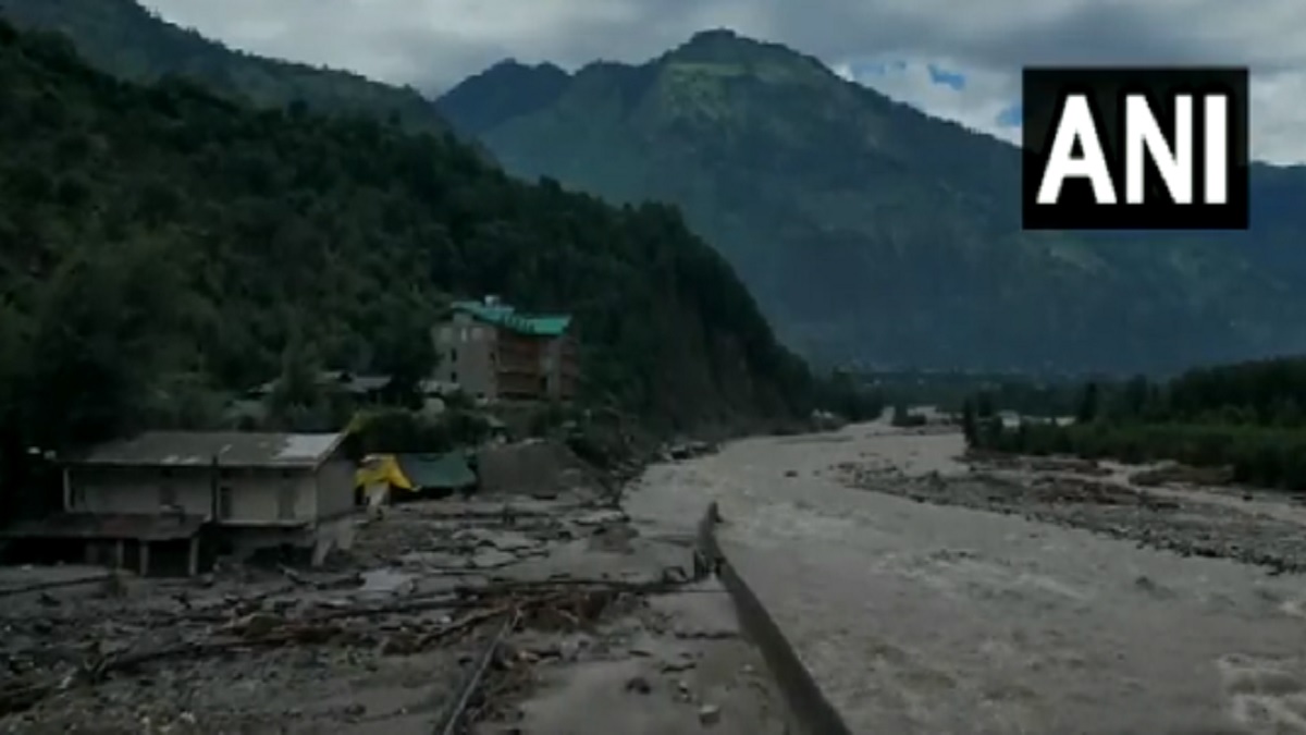 हिमाचल प्रदेश: मनाली में आई बाढ़ में फंसे पर्यटक, ड्रोन से लिए गए VIDEO में दिखी जलप्रलय। Himachal Pradesh Tourists stranded in floods in Manali deluge seen in video taken from drone